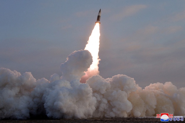 Triều Tiên phóng tên lửa đạn đạo trong lúc ông Kim Jong-un ở Nga   - Ảnh 1.