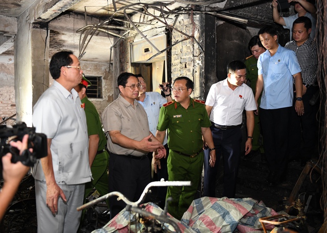 Thủ tướng thị sát hiện trường, vào BV Bạch Mai thăm nạn nhân vụ cháy chung cư - Ảnh 2.