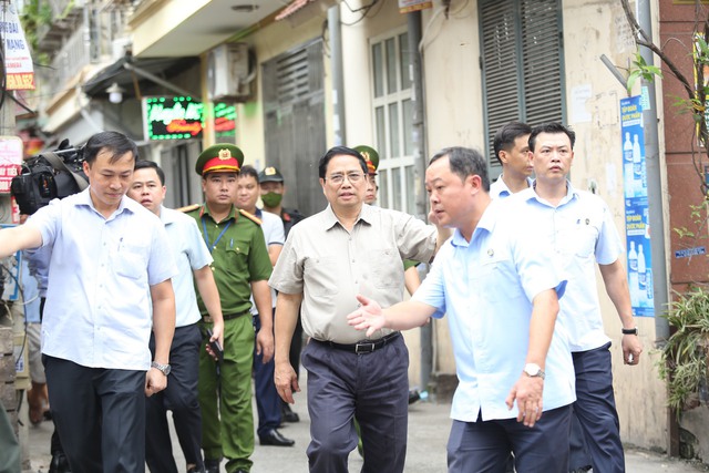 Thủ tướng trực tiếp thị sát hiện trường vụ cháy đặc biệt nghiêm trọng tại Hà Nội - Ảnh 1.
