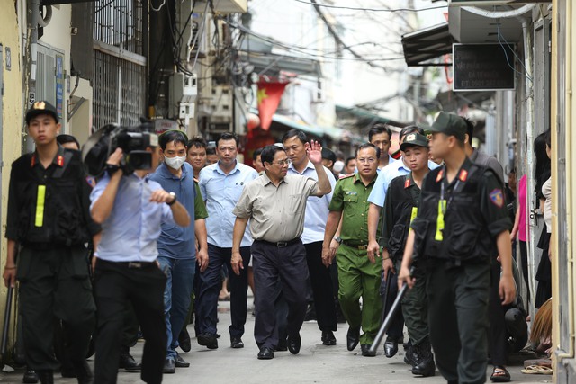 Thủ tướng trực tiếp thị sát hiện trường vụ cháy đặc biệt nghiêm trọng tại Hà Nội - Ảnh 2.