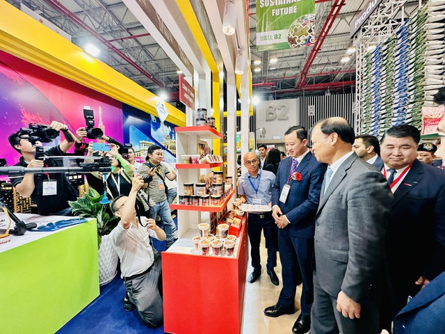 Phó chủ tịch Walmart muốn mua sầu riêng, xoài Việt Nam - Ảnh 2.