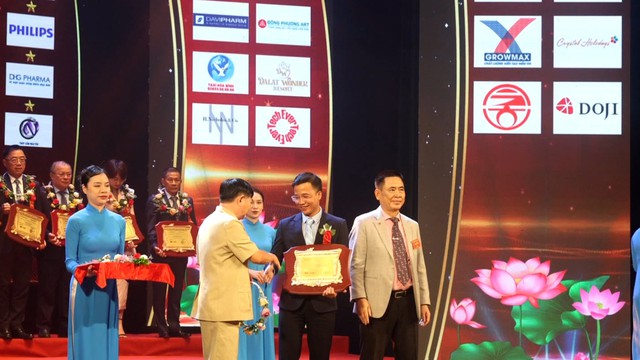 CEO Airnano Việt Nam nhận giải thưởng doanh nhân Vàng Việt Nam 2023 - Ảnh 2.