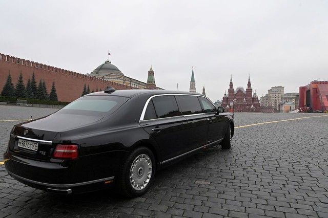 Nhà lãnh đạo Kim Jong-un trải nghiệm xe limousine của Tổng thống Putin - Ảnh 2.