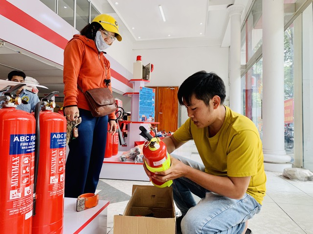 Người dân mua thiết bị PCCC, mặt nạ chống khói sau vụ cháy ở Hà Nội  - Ảnh 1.