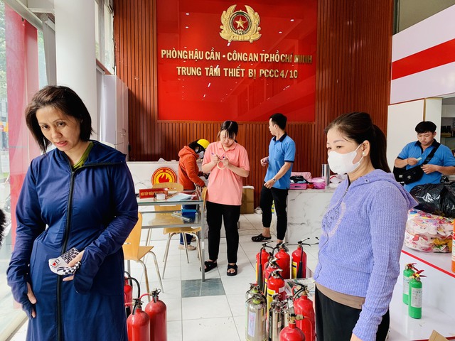 Người dân mua thiết bị PCCC, mặt nạ chống khói sau vụ cháy ở Hà Nội  - Ảnh 3.
