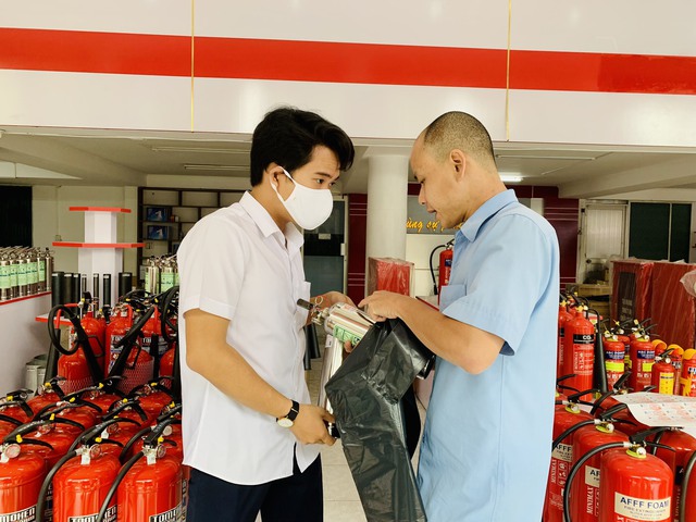 Người dân mua thiết bị PCCC, mặt nạ chống khói sau vụ cháy ở Hà Nội  - Ảnh 2.