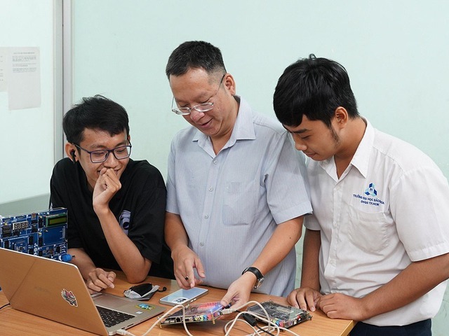 ĐH Quốc gia TP.HCM:Hướng đến Trung tâm đào tạo công nghệ bán dẫn hàng đầu châu Á - Ảnh 2.
