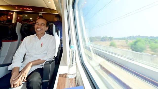 Tổng thống Indonesia trải nghiệm tàu điện cao tốc 350 km/giờ - Ảnh 1.
