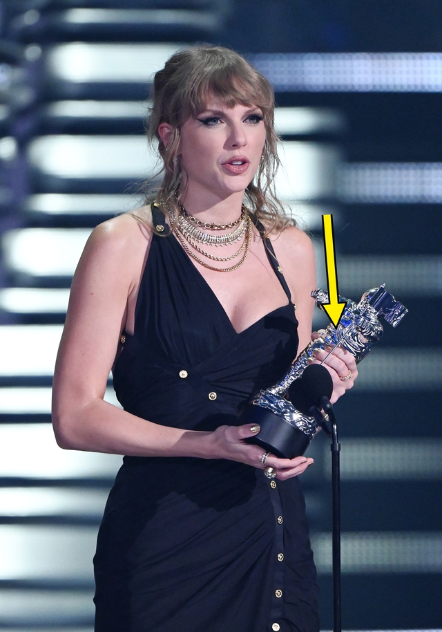 Taylor Swift làm mất kim cương 12.000 USD tại lễ trao giải VMAs 2023 - Ảnh 4.