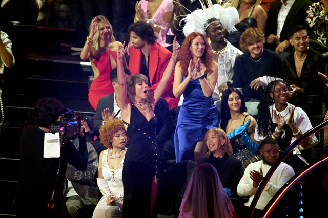 Taylor Swift lost $12,000 in diamonds at the 2023 VMAs - Photo 3.