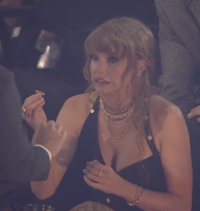 Taylor Swift làm mất kim cương 12.000 USD tại lễ trao giải VMAs 2023 - Ảnh 2.