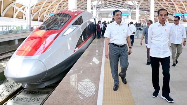 Tổng thống Indonesia trải nghiệm tàu điện cao tốc 350 km/giờ - Ảnh 2.