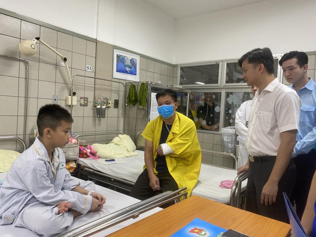 Anh Nguyễn Minh Triết thăm thanh thiếu nhi là nạn nhân trong vụ cháy chung cư mini - Ảnh 1.