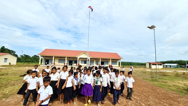 Học sinh là con em công nhân cao su ở trường học do Công ty CP Cao su Chư Sê - Kampong Thom xây dựng