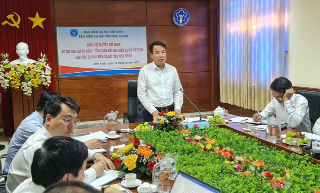 H1: Giám đốc BHXH Việt Nam Nguyễn Thế Mạnh làm việc với BHXH Ninh Thuận  Ảnh: TN
