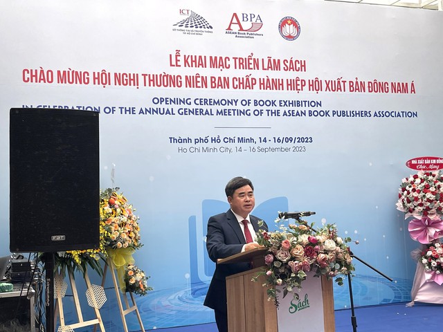 Đường sách TP.HCM khai mạc triển lãm sách về Chủ tịch Hồ Chí Minh