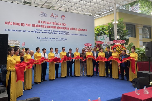 Đường Sách TP.HCM khai mạc triển lãm sách về Chủ tịch Hồ Chí Minh   - Ảnh 7.