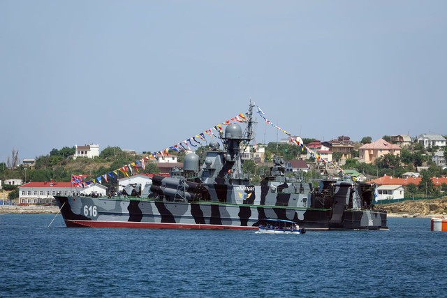 Chiến sự ngày 569: Kyiv nói Nga săn lùng phi đội tấn công Crimea - Ảnh 1.