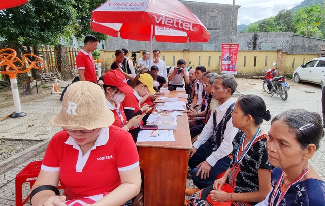 Đà Nẵng: Người miền núi Cơ Tu Hòa Bắc được tặng smartphone để chuyển đổi số - Ảnh 1.