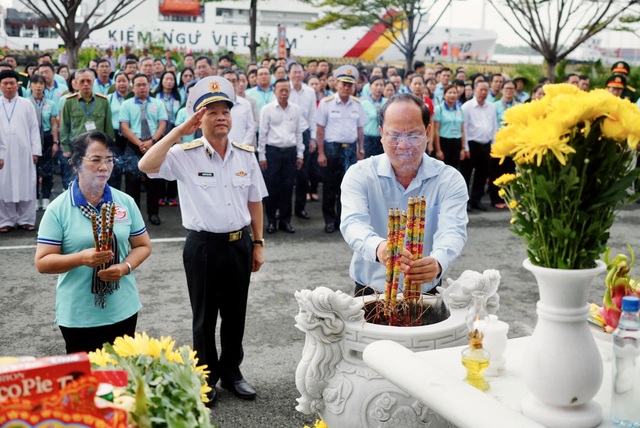 Đoàn đại biểu TP.HCM lên đường thăm các đảo Tây Nam và Nhà giàn DKI - Ảnh 2.