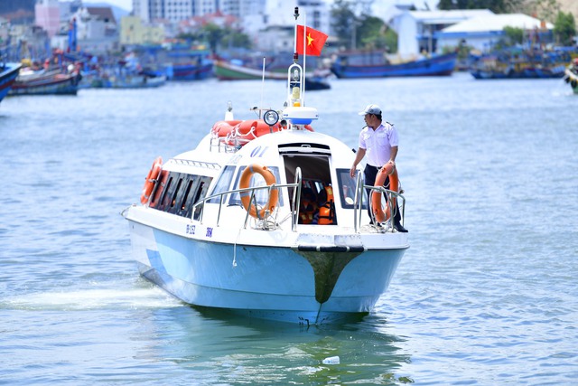 Tập đoàn Hưng Thịnh hỗ trợ tàu miễn phí cho người dân đảo Nhơn Châu  - Ảnh 1.