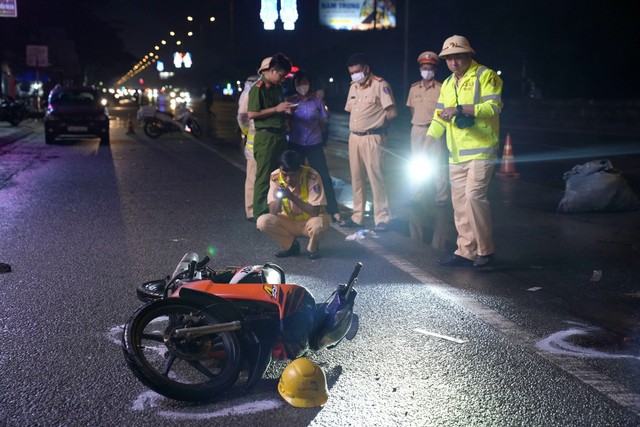 Người đàn ông chạy xe máy ngã xuống đường bị container cán tử vong   - Ảnh 1.