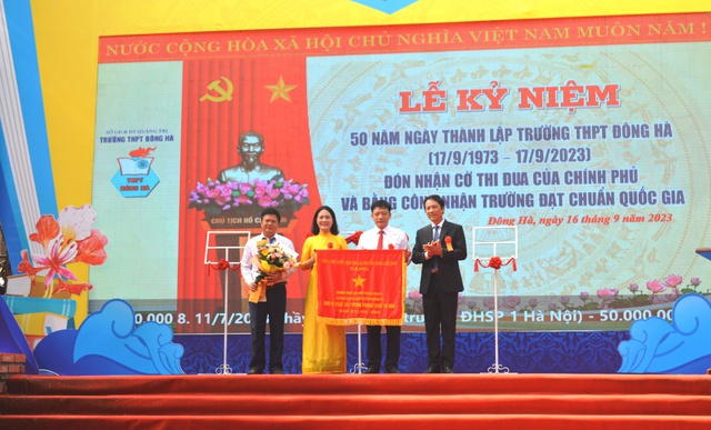 'Cú đúp' danh hiệu của Trường THPT Đông Hà trong dịp kỷ niệm 50 năm thành lập - Ảnh 2.