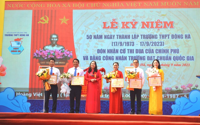 'Cú đúp' danh hiệu của Trường THPT Đông Hà trong dịp kỷ niệm 50 năm thành lập - Ảnh 3.