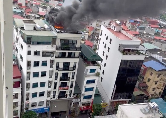 Cháy nhà 8 tầng ở Hà Nội, khói đen bốc nghi ngút - Ảnh 1.