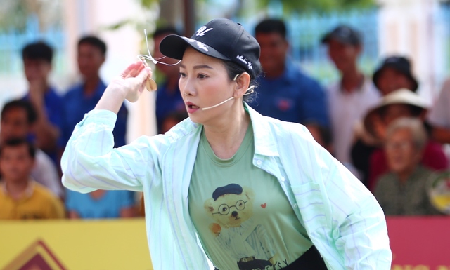 Lâm Hùng gặp sự cố trong show thực tế, bỏ tiền túi tặng trẻ mồ côi - Ảnh 2. Lâm Hùng gặp sự cố trong show thực tế, bỏ tiền túi tặng trẻ mồ côi - Ảnh 2.