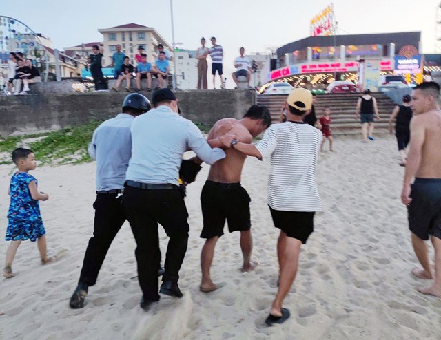 'Biệt đội' bắt trộm ở bãi biển - Ảnh 2. 'Biệt đội' bắt trộm ở bãi biển - Ảnh 2.