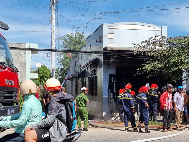 Ninh Thuận: Cháy nhà đề đồ bán tạp hóa, khói đen bao phủ khu dân cư - Ảnh 2.