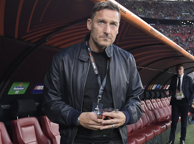 Danh thủ Francesco Totti muốn CLB AS Roma phải giữ HLV Mourinho lâu dài - Ảnh 2. Danh thủ Francesco Totti muốn CLB AS Roma phải giữ HLV Mourinho lâu dài - Ảnh 2.