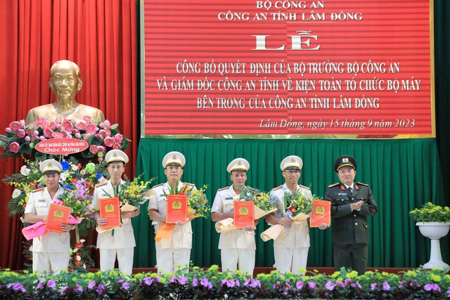 Công an Lâm Đồng giảm 3 đầu mối đơn vị cấp phòng, điều chuyển nhiều cán bộ - Ảnh 1.