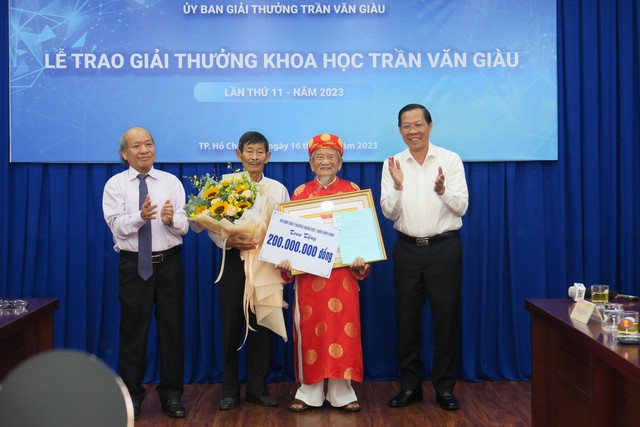 Nhà nghiên cứu 103 tuổi nhận Giải thưởng Trần Văn Giàu lần thứ 11 - Ảnh 1.