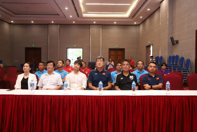 Văn Thị Thanh và các đồng nghiệp tốt nghiệp khóa học HLV chuyên nghiệp AFC/VFF - Ảnh 3.