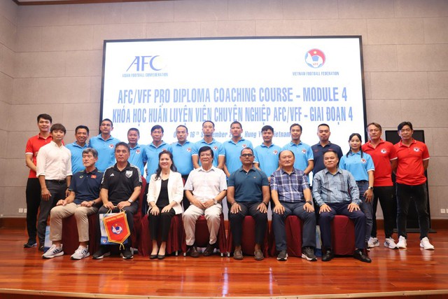Văn Thị Thanh và các đồng nghiệp tốt nghiệp khóa học HLV chuyên nghiệp AFC/VFF - Ảnh 2.