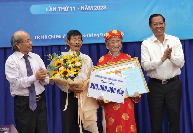 Nhà nghiên cứu Nguyễn Đình Tư nhận giải thưởng khoa học Trần Văn Giàu - Ảnh 1.