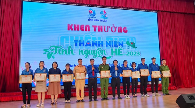 Tỉnh đoàn Ninh Thuận: Tuyên dương những người tình nguyện - Ảnh 1.