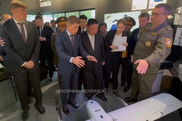 Ông Kim Jong-un kết thúc chuyến thăm Nga, được tặng UAV và áo chống đạn - Ảnh 1.