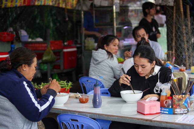 Cơm sinh viên: 'Ăn qua loa rồi vùi đầu học hành, làm thêm là sai lầm' - Ảnh 4.