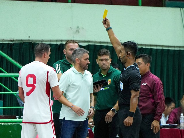 Đội tuyển futsal Việt Nam thất bại trước đội bóng 'khổng lồ' đến từ châu Âu - Ảnh 14.