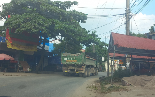 Hưng Yên: Dân bức xúc đoàn xe có dấu hiệu quá tải 'hoành hành' trên TL 377 - Ảnh 7.