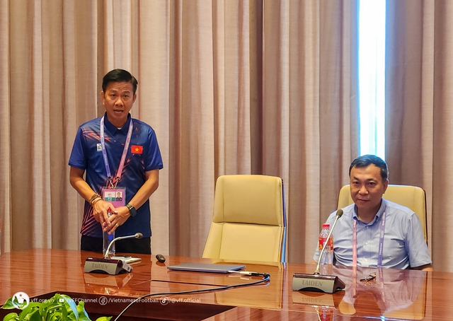 Chủ tịch VFF động viên Olympic Việt Nam, HLV Hoàng Anh Tuấn nêu khó khăn ở ASIAD - Ảnh 2.