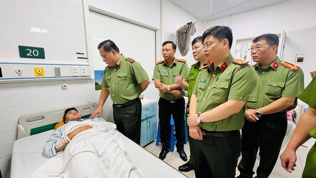 Công an Hà Nội thăm hỏi 5 chiến sĩ bị thương trong vụ cháy chung cư mini - Ảnh 1.
