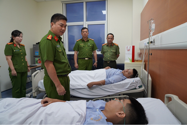 Công an Hà Nội thăm hỏi 5 chiến sĩ bị thương trong vụ cháy chung cư mini - Ảnh 2.