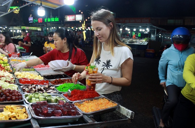 Tham quan nhà cổ Bình Thủy và khám phá vẻ đẹp Cần Thơ về đêm - Ảnh 14.