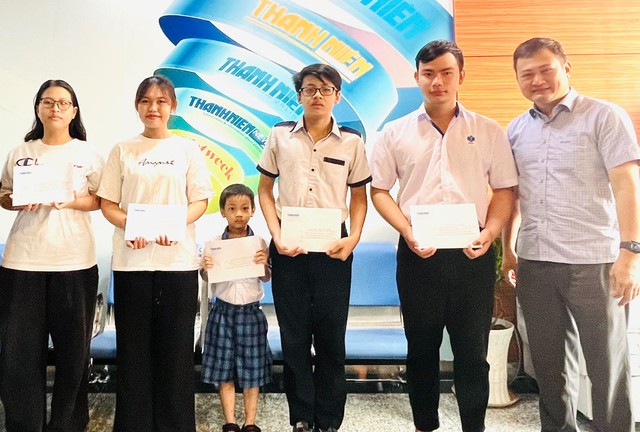 Trao học bổng Nguyễn Thái Bình cho 5 học sinh, sinh viên khó khăn - Ảnh 1.