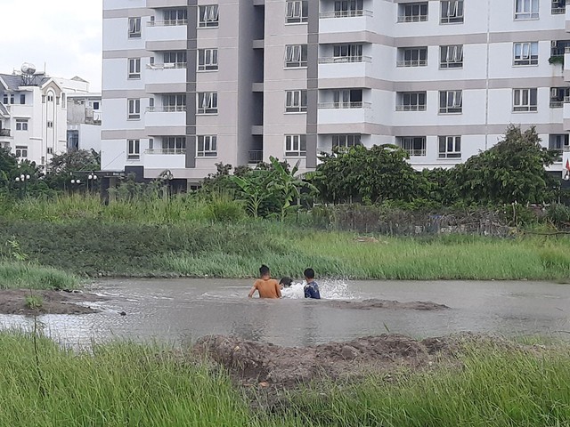 Bạn đọc viết: Nguy hiểm trẻ tắm vũng nước hoang - Ảnh 1.