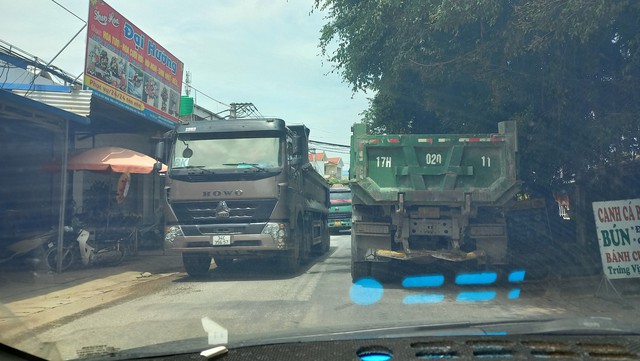 Hưng Yên: Dân bức xúc đoàn xe có dấu hiệu quá tải 'hoành hành' trên TL 377 - Ảnh 1.